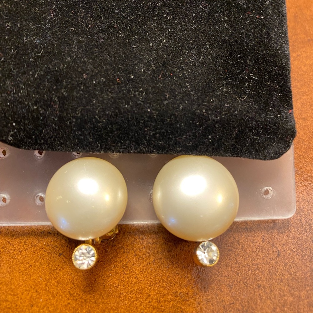 CHANEL authentic Faux Pearl/Rhinestone Gold Tone clip on Earrings with COA